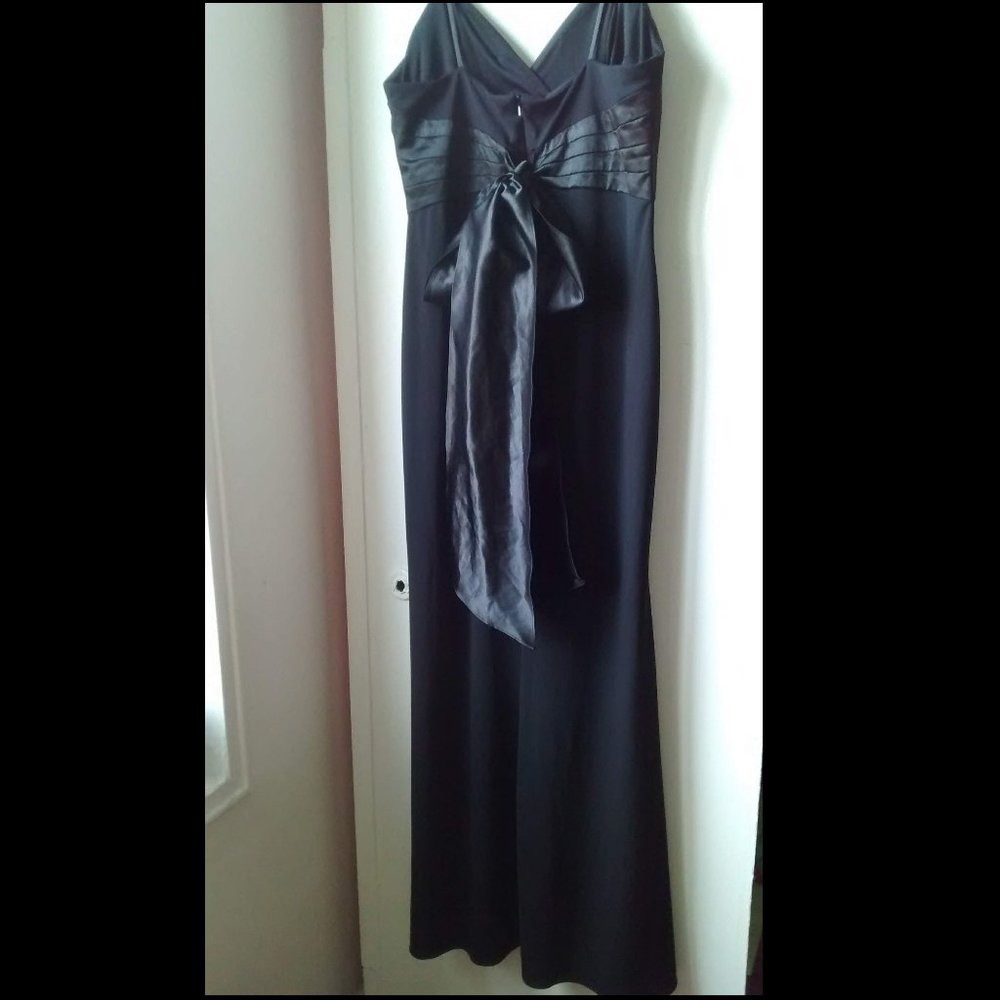 BLACK GOWN - Picture 2 of 8